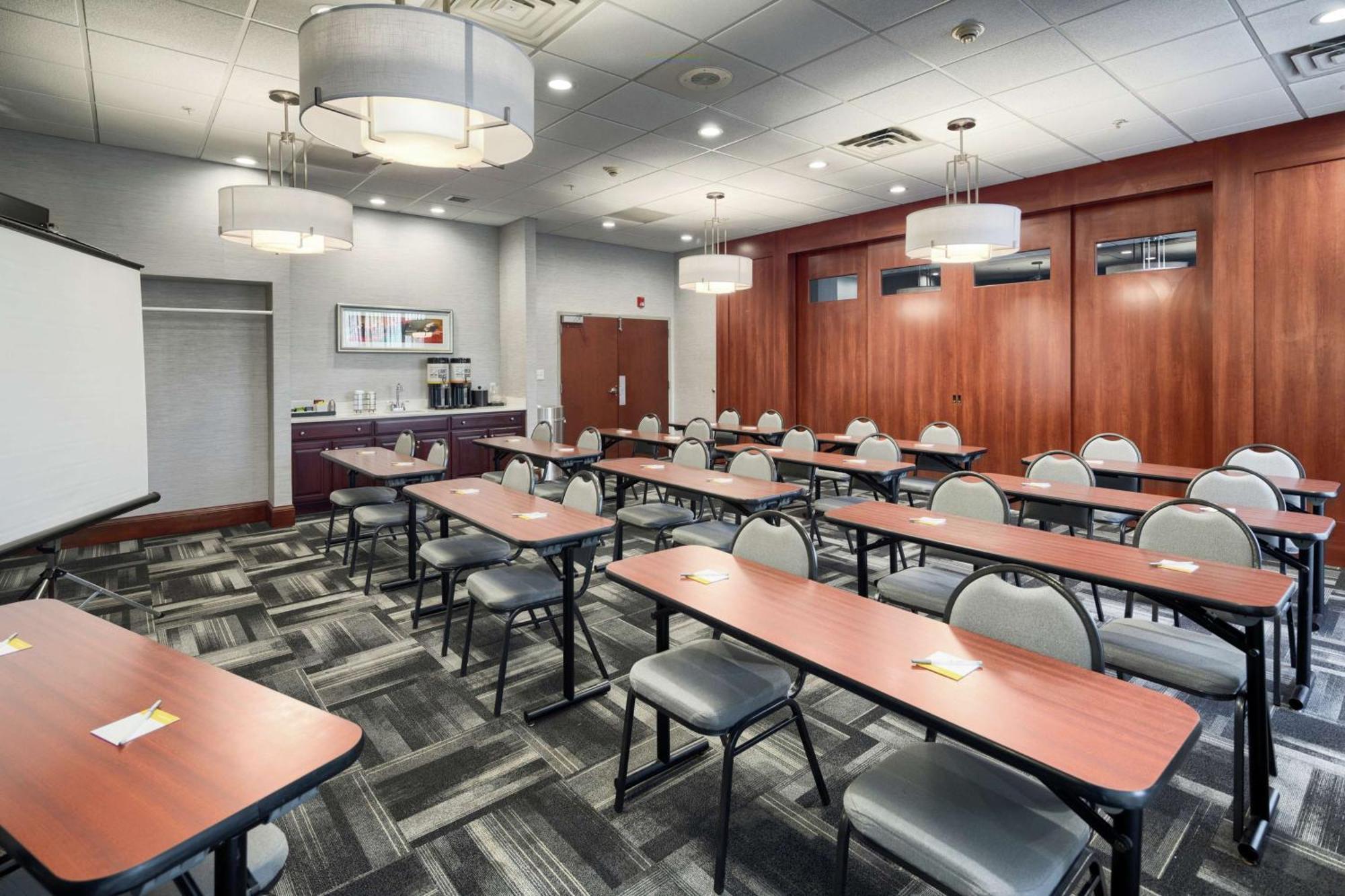 Hampton Inn Louisville Northeast Kültér fotó